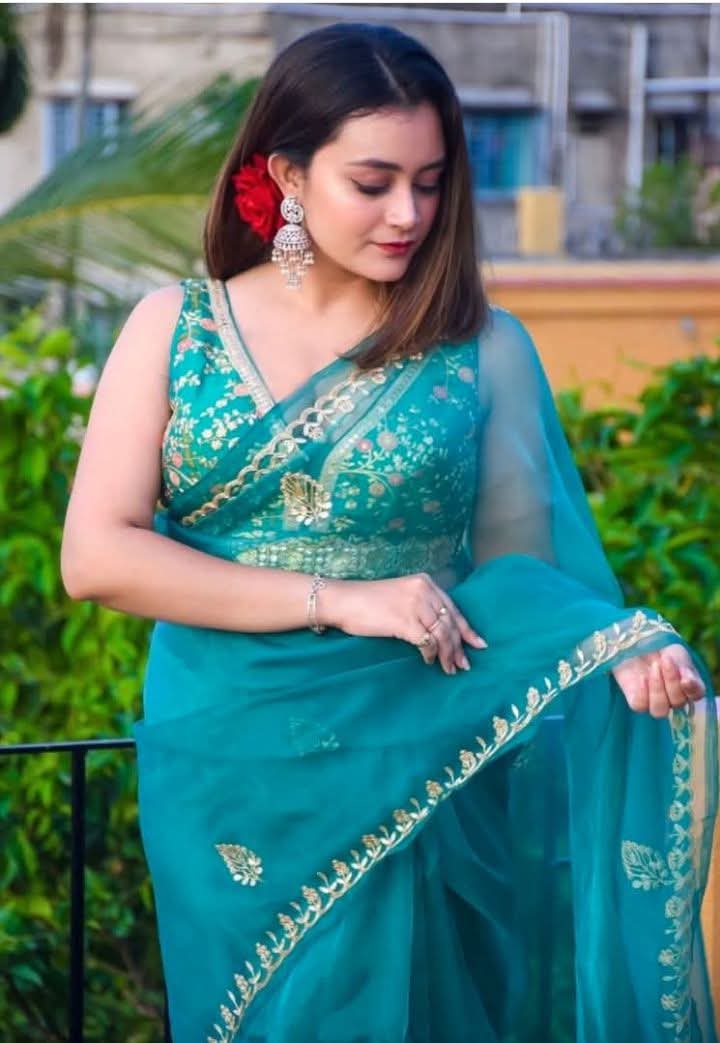 Pushpa (@pushpamastwal) on Twitter photo рдЫреЛрдЯреА рд╕реА рдЬрд┐рдВрджрдЧреА рд╣реИ.... рдЕрд░рдорд╛рди рдмрд╣реБрдд рд╣реИрдВред
рд╣рдорджрд░реНрдж рдирд╣реАрдВ рдХреЛрдИ ЁЯШЮ рдЗрдВрд╕рд╛рди рдмрд╣реБрдд рд╣реИ...
рджрд┐рд▓ рдХрд╛ рджрд░реНрдж рд╕реБрдирд╛рдП рддреЛ рд╕реБрдирд╛рдП ЁЯШФ рдХрд┐рд╕рдХреЛ....
рдЬреЛ рджрд┐рд▓ рдХреЗ рдХрд╝рд░реАрдм рд╣реИрдВ ЁЯе╣ рд╡реЛ рдЕрдВрдЬрд╛рди рдмрд╣реБрдд рд╣реИрдВред..... рдЫреЛрдЯреА рд╕реА рдЬрд┐рдВрджрдЧреА рд╣реИ.... рдЕрд░рдорд╛рди рдмрд╣реБрдд рд╣реИрдВред
рд╣рдорджрд░реНрдж рдирд╣реАрдВ рдХреЛрдИ ЁЯШЮ рдЗрдВрд╕рд╛рди рдмрд╣реБрдд рд╣реИ...
рджрд┐рд▓ рдХрд╛ рджрд░реНрдж рд╕реБрдирд╛рдП рддреЛ рд╕реБрдирд╛рдП ЁЯШФ рдХрд┐рд╕рдХреЛ....
рдЬреЛ рджрд┐рд▓ рдХреЗ рдХрд╝рд░реАрдм рд╣реИрдВ ЁЯе╣ рд╡реЛ рдЕрдВрдЬрд╛рди рдмрд╣реБрдд рд╣реИрдВред.....