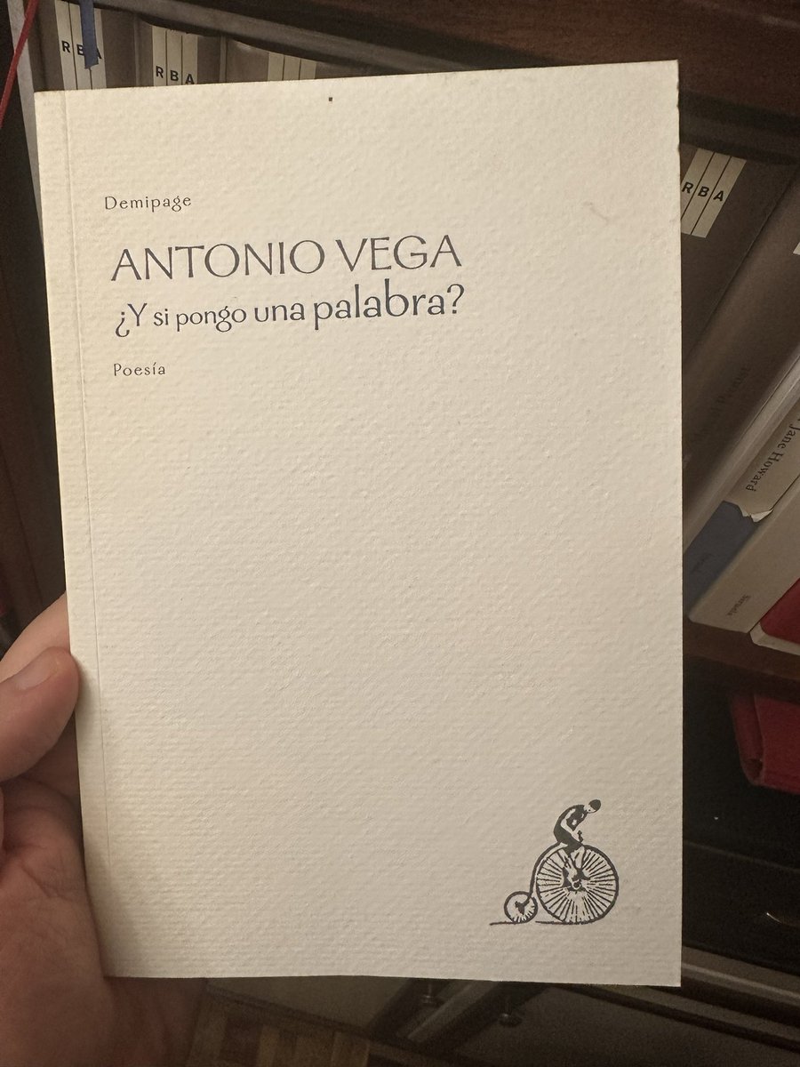 julioBG32's tweet image. Océano de sol.
Por ti alcé la voz.
Sin «dónde» ni «con quién», sin «luego» ni «también», buceo en la razón, estrella de carbón, dejé en la orilla un «hola» y un «adiós».
Quiero tener tu edad.
Madura juventud.
Hoy cerca del hogar, ayer a un año luz.