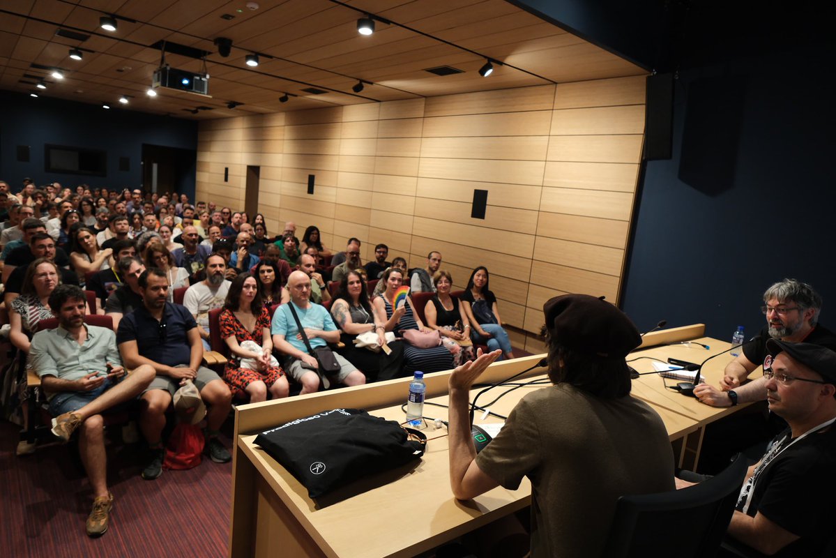 JorgeIvanArgiz's tweet image. El sábado del #celsius2025 por la mañana @daviducles_ @rubenstrigos y yo hablamos de esnobismo cultural, reivindicamos el fantástico y, sobre todo, lo pasamos muy bien. Ah, y confirmamos que Uclés estará en el próximo Excelsius y, por tanto, en el festival #celsius2026