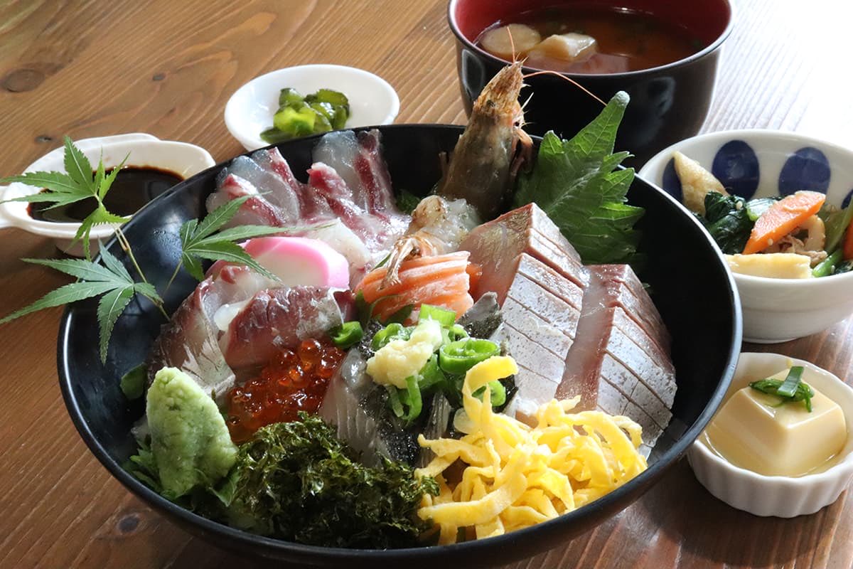 SideKyoto's tweet image. 【舞鶴ランチ】海の京都・舞鶴で食べたい人気のランチ6選🌊🐟
新鮮な魚介料理や海軍ゆかりのメニュー、さらに舞鶴湾を眺めながら食事が楽しめるお店まで、厳選したおすすめスポットをお届けします☺️
kyotoside.jp/entry/maizuru-…