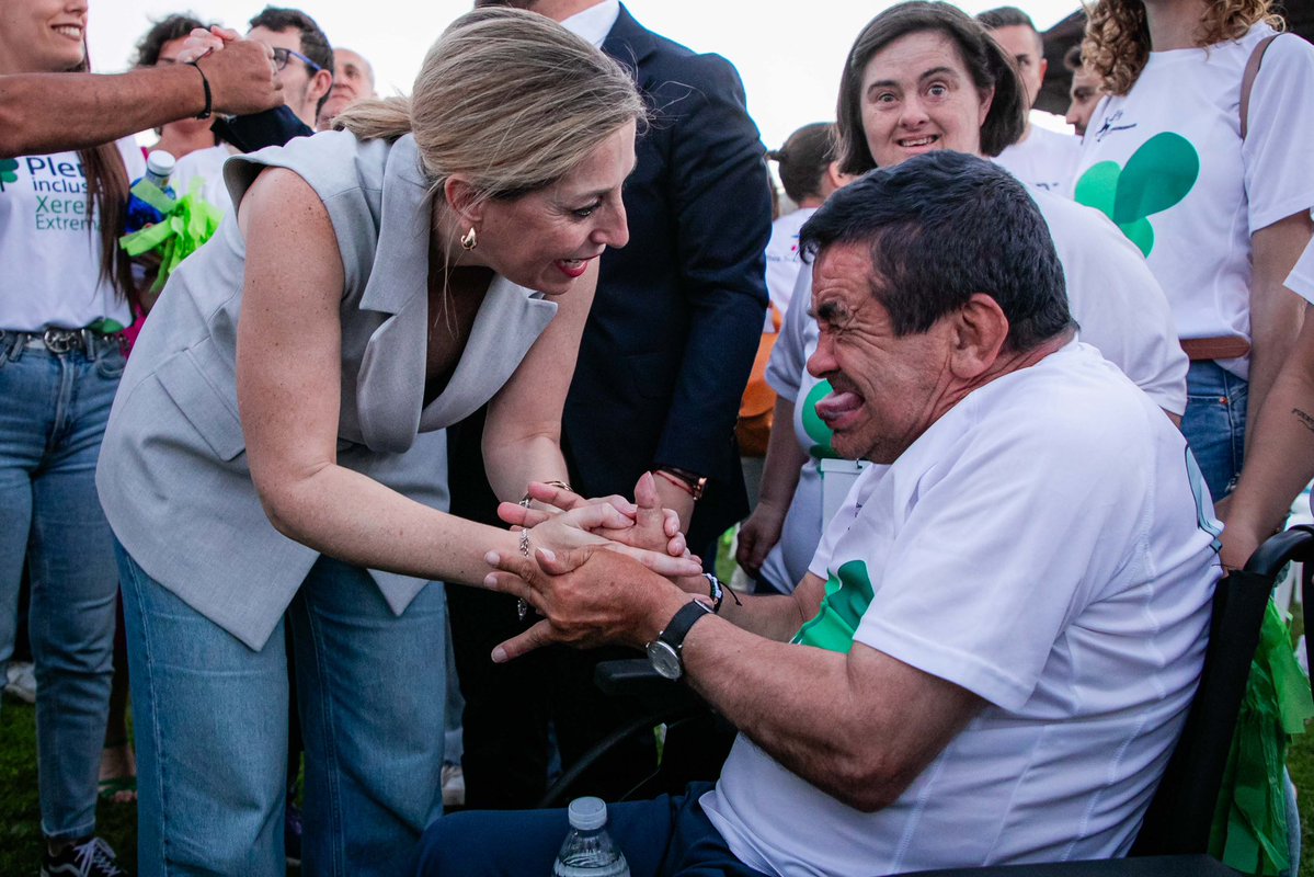 MGuardiolaM's tweet image. Conocí a Eugenio en los pasados JEDES, y hoy su historia vuelve a emocionarme. Su vida es una lección de superación que nos inspira a creer en la capacidad de las personas para superar sus metas.

Como presidenta de la @Junta_Ex tengo un propósito claro: seguir rompiendo barreras…