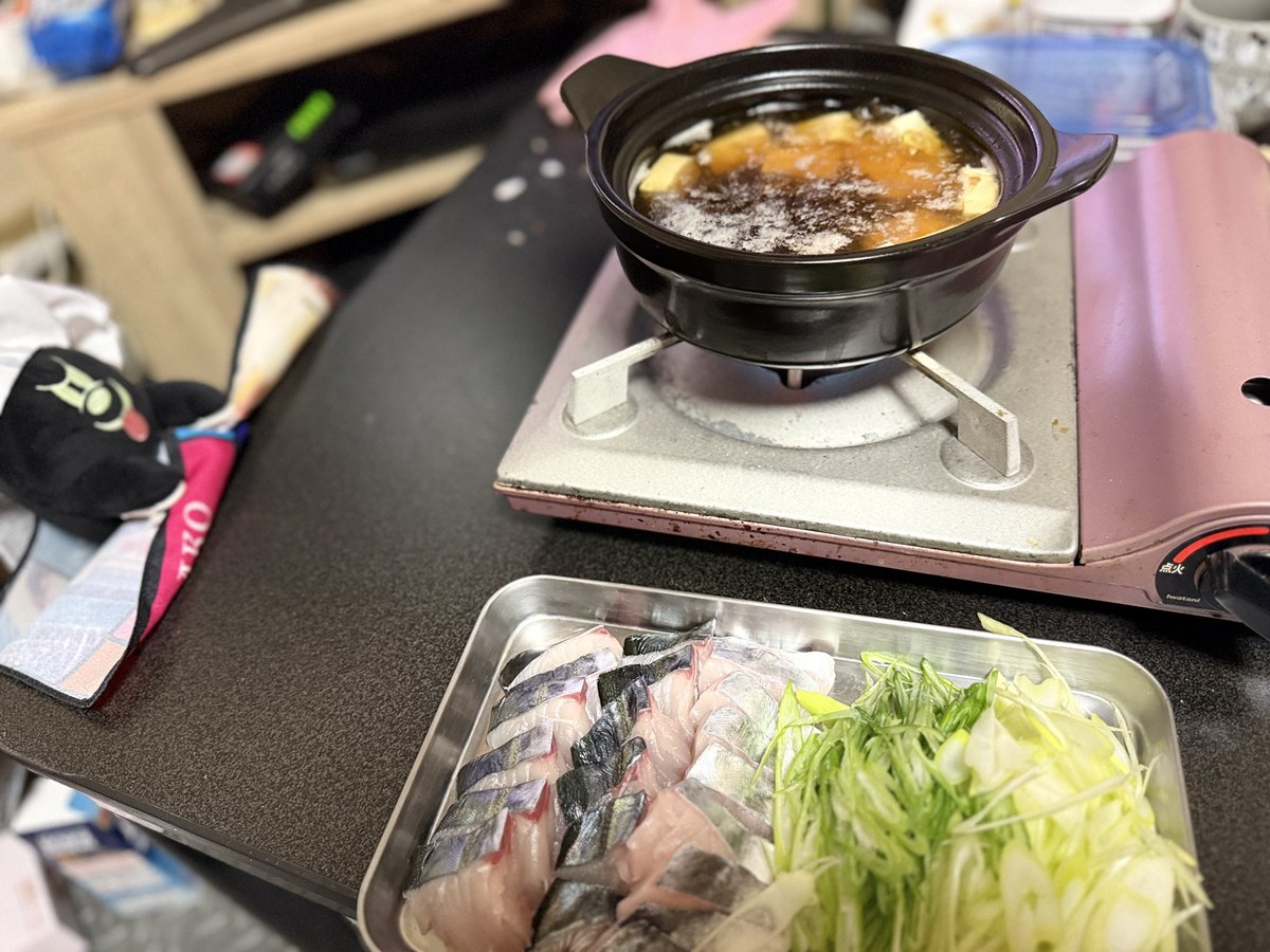 composer_dr's tweet image. クソ暑い日にクーラーの効いた部屋で食べる鍋。なんと贅沢なことか。

ウエカツ先生に教わった鰆の最適解。
「鰆のすすぎ鍋」
出汁が出て〆を楽しむ的な鍋ではないので生魚はそんなに量食べない🐟さんが1/4尾ほど食べてしまいました。

てゆーか鰆おろすのむじぃ。

余った分は当然最強漬けです。
