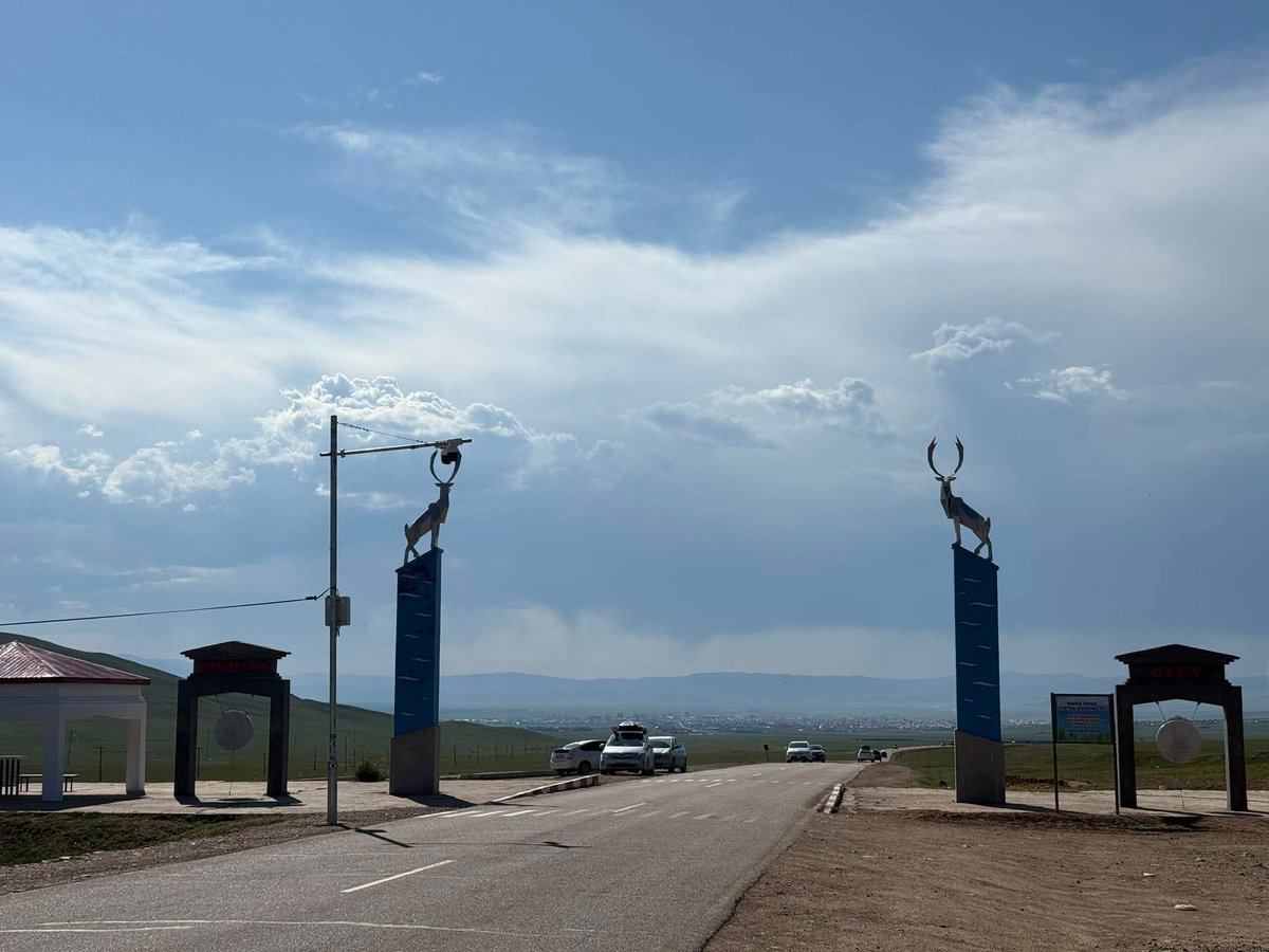 jj_oyun's tweet image. 21 аймгаар явсан. Хамгийн гоё хаалга нь Хөвсгөлийнх л дөө. Минимал. Эрээн мяраан биш. Яг даваад аймаг харагдана. Говь-Алтайнх тээр хол. Хэнтийн сүрнээс цаашгүйн дээр хогоо цэвэрлэхгүй. #randomthought #TrendingNow