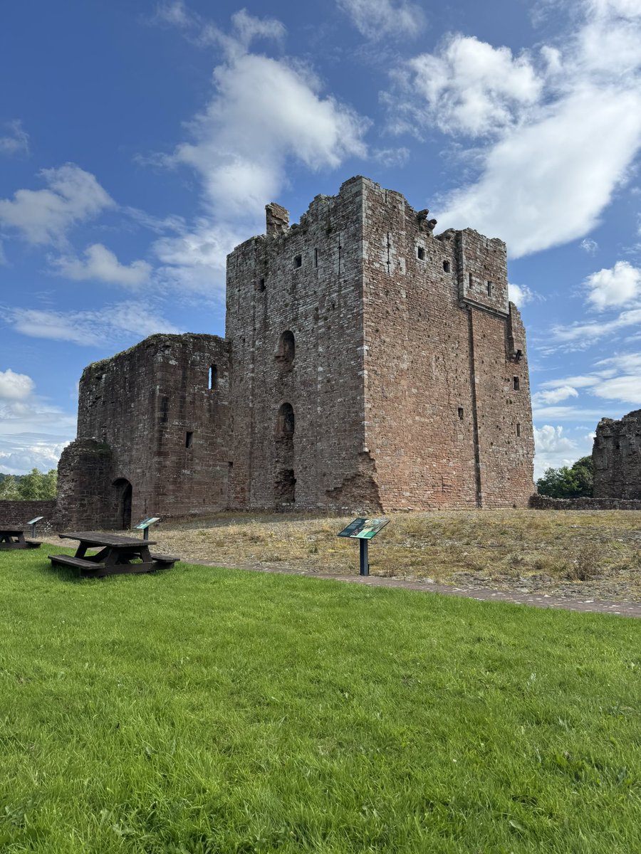 Just gonna sit here awhile, the sun is out and the air is fresh 😃☀️🏰