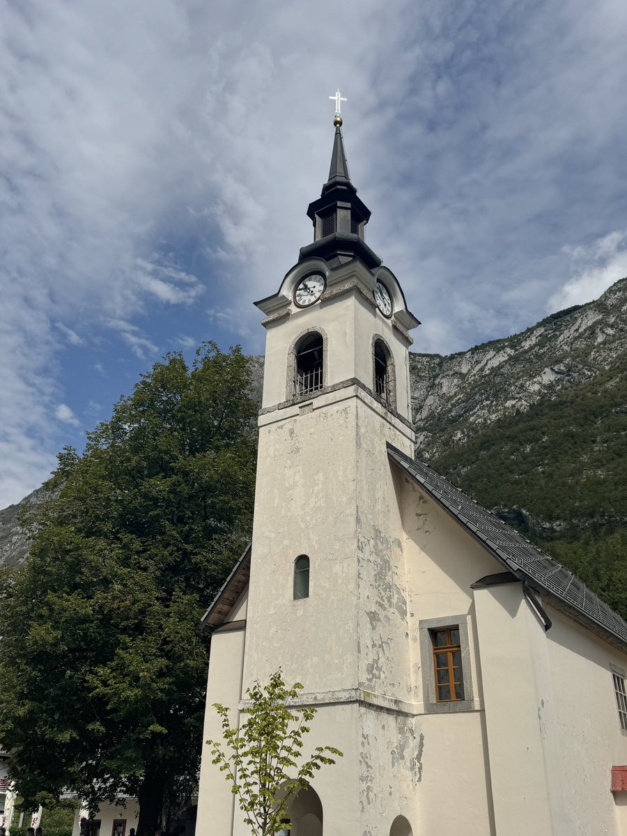 strankaSDS's tweet image. Drugi dan Poletnega tabora SDS in Gorniškega kluba dr. Henrika Tume se je začel s skalaško sveto mašo v cerkvi Svetega Jožefa v Soči.