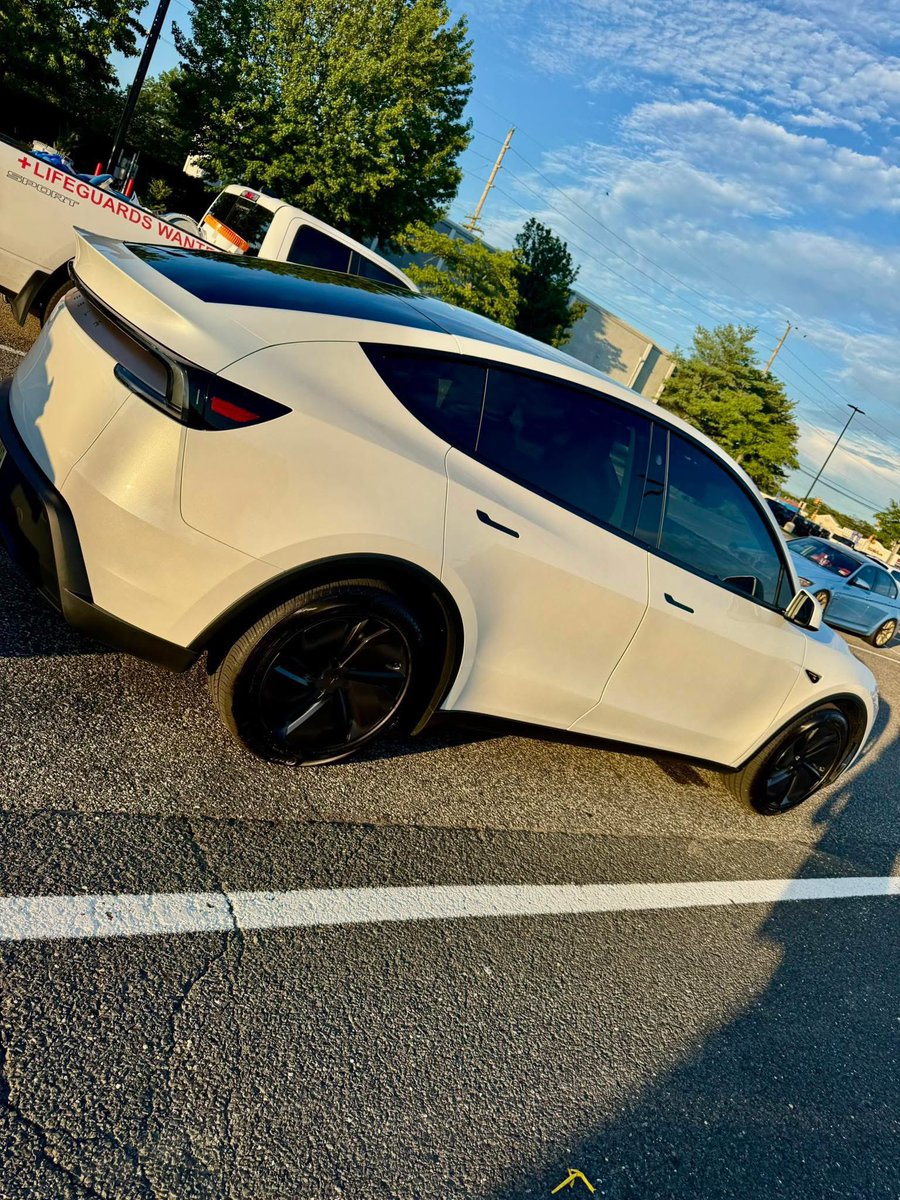 NicklasNilsso14's tweet image. I’ve owned quite a few cars over the years — from German-engineered twin-turbo V8s to full-size three-row SUVs, and most recently, a Model Y Performance.
But this car? It’s not just my favorite — it’s the best-driving vehicle I’ve ever owned. What Tesla has achieved here is…