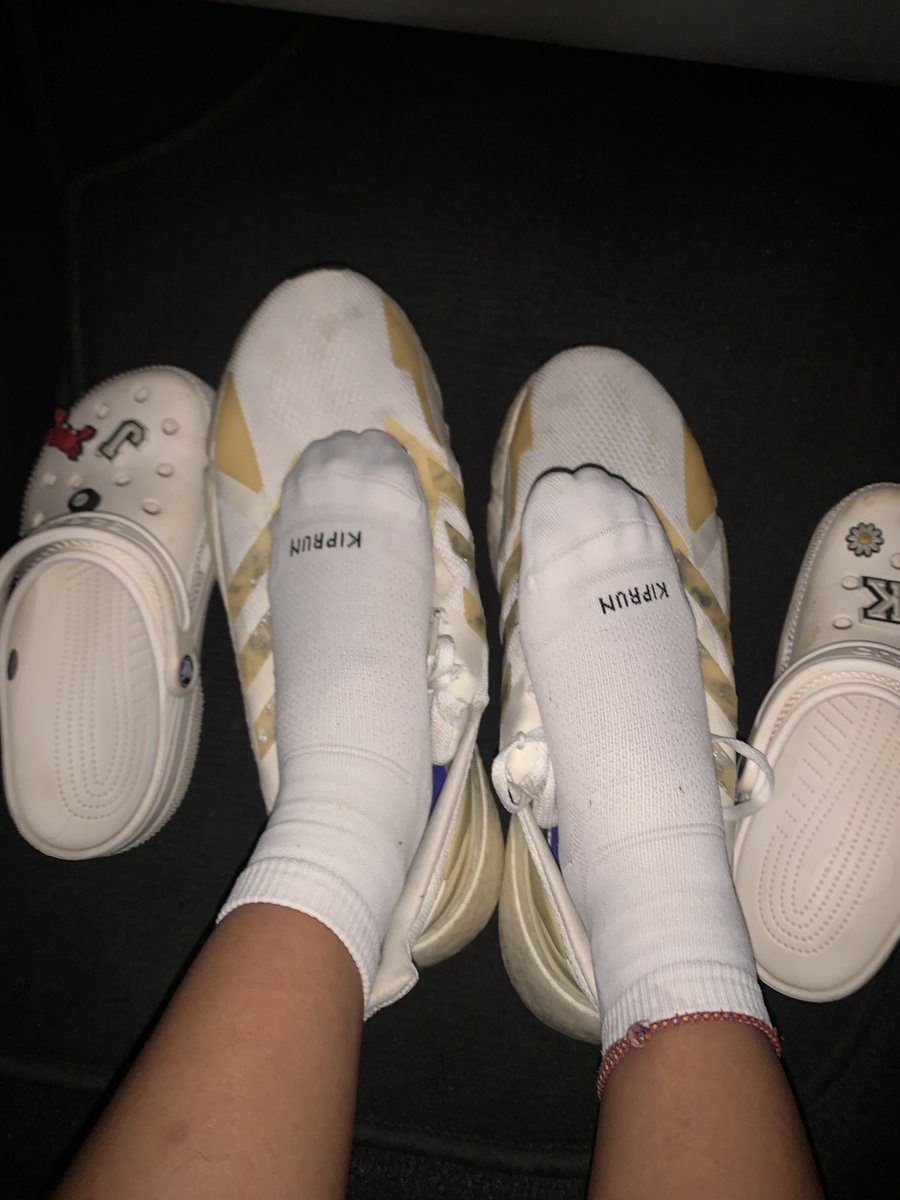 fickseeling's tweet image. just me vs my man’s huge footwears