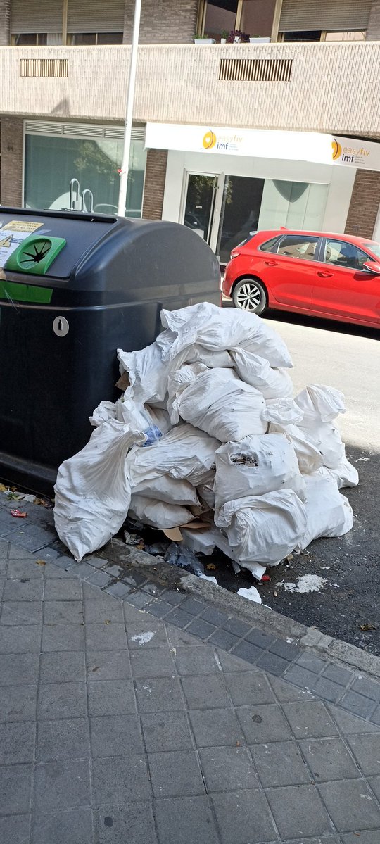 d_forestal's tweet image. Buenas tardes @Lineamadrid ¿Podrían pasar a recoger estos escombros en calle Joaquín María López 35? Gracias
