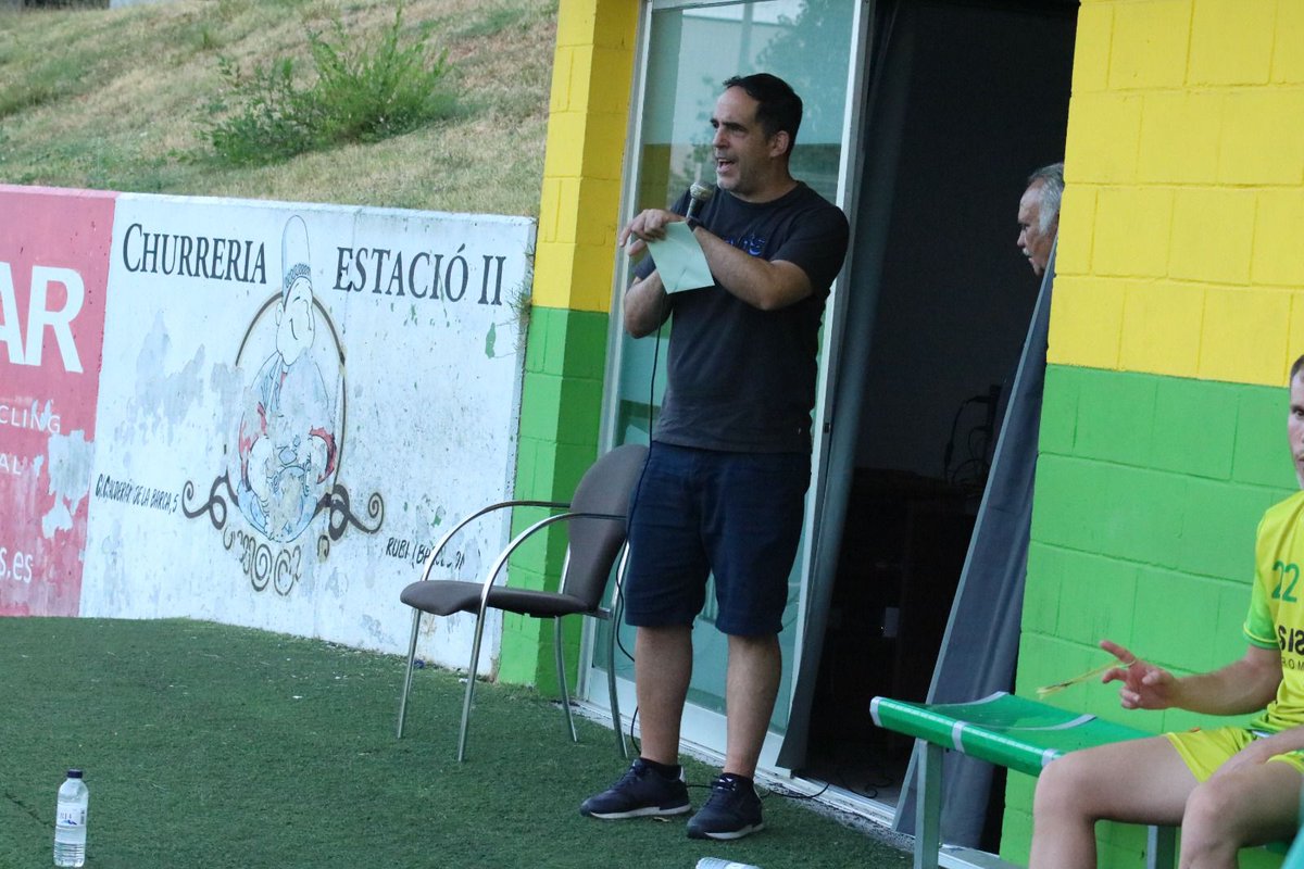 joangarcia10's tweet photo. Tarda d'homenatge a @uriserra_25 plena d'amics del #futbolcat. Un crack dins i fora del camp. Mítics de les banquetes com  @quicodiaz o @daniandreu4. I els que mai fallen @irisarri7, @QuimRuizZorita, @benchema12 i molts altres. https://t.co/oogKfoooUL