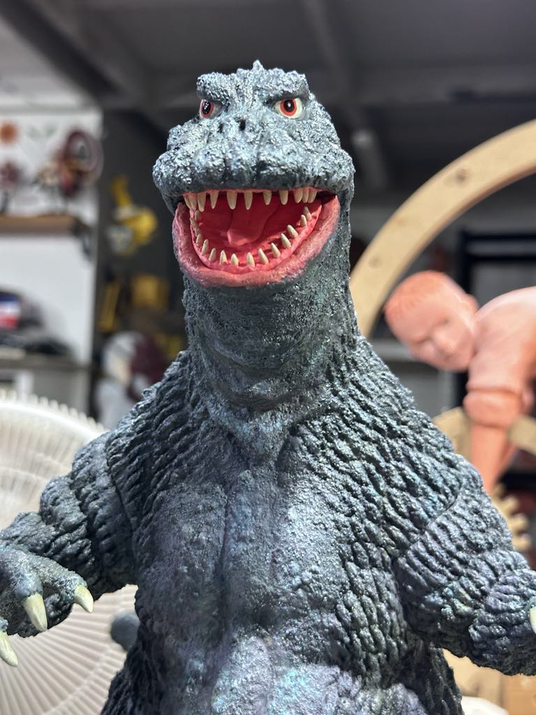 KATOOO_T's tweet image. WF2025［夏］　6-19-02レインボウエッグ
ゴジラ1966 全高約36㎝　48,000円　15個販売予定
頭部が大戦争ゴジラ、体はモスゴジの上野赤札堂に展示されたゴジラをモチーフに造形