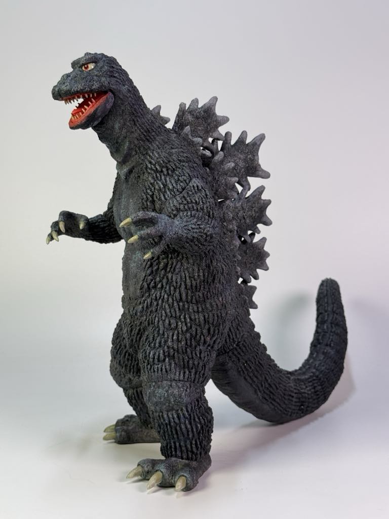 KATOOO_T's tweet image. WF2025［夏］　6-19-02レインボウエッグ
ゴジラ1966 全高約36㎝　48,000円　15個販売予定
頭部が大戦争ゴジラ、体はモスゴジの上野赤札堂に展示されたゴジラをモチーフに造形