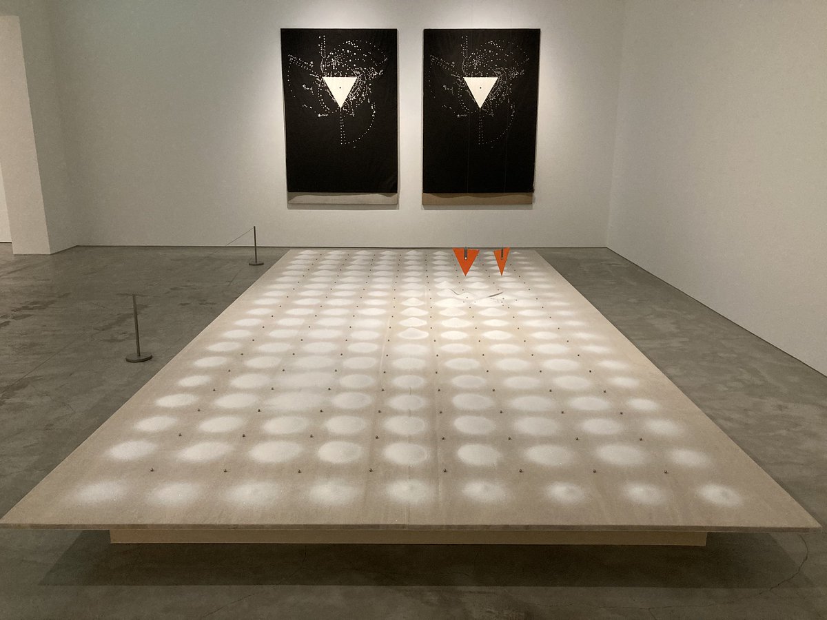 itotonbo01's tweet image. GYRE GALLERYの三島由紀夫生誕100年企画に中西夏之の作品があった。吊り下げられた逆三角形のオブジェを見て、中西が舞台美術を担当した天児牛大の舞踏を思い出した。
10月に世田谷パブリックシアターで山海塾公演。本日チケット先行販売、行くぜ。
