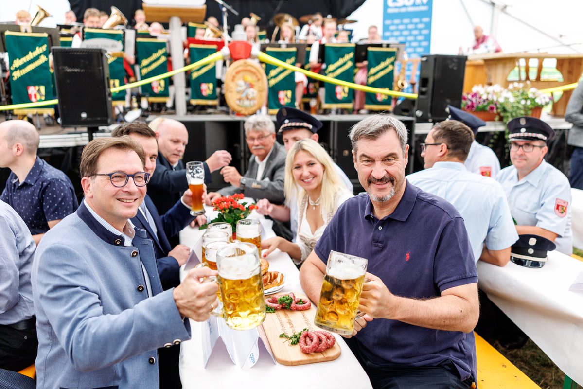 Markus_Soeder's tweet image. Gott zur Ehr, dem Nächsten zur Wehr: Unterwegs beim Politischen Frühschoppen anlässlich 150 Jahre Freiwillige #Feuerwehr #Körzendorf im Landkreis #Bayreuth mit @SilkeLaunert und Franc #Dierl. Vielen Dank für den herzlichen Empfang und die tolle Stimmung mit über 1.300…