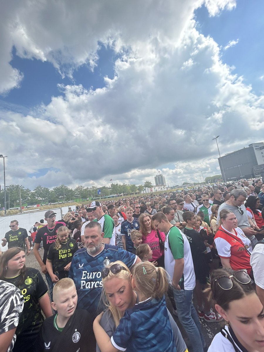 JustinWorp's tweet image. #feyenoord wanneer gaan jullie iets doen aan? 2 hekjes open, schandalig