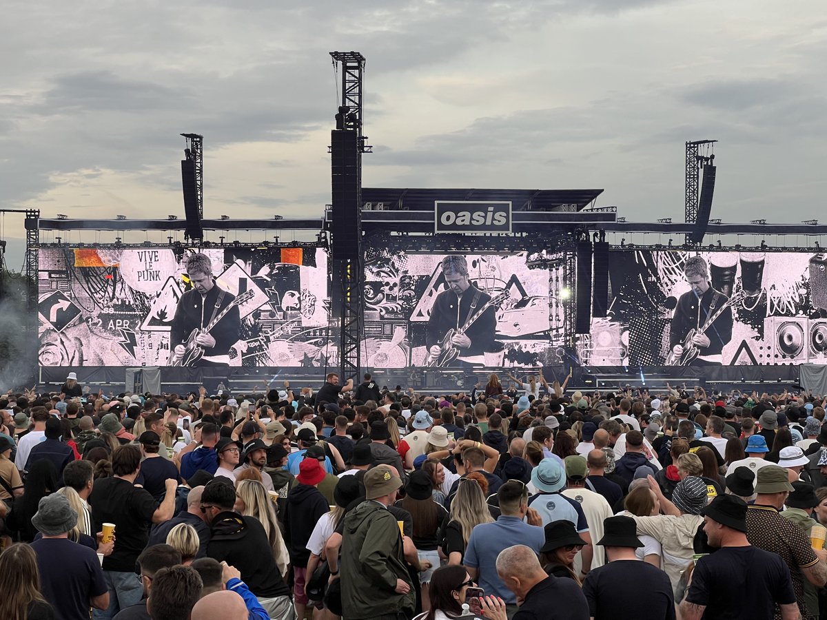jamie_spilsbury's tweet image. Still buzzing from #Oasis at #HeatonPark yesterday. #Cast and #RichardAshcroft were top support acts, proper ‘90s vibes. Then Oasis stormed it. Every tune a belter. What a night. #Manchester at its finest 🎸🧡