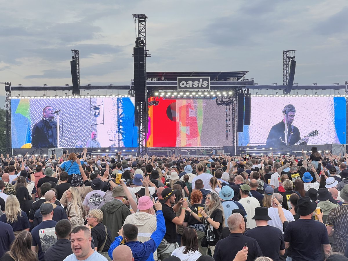 jamie_spilsbury's tweet image. Still buzzing from #Oasis at #HeatonPark yesterday. #Cast and #RichardAshcroft were top support acts, proper ‘90s vibes. Then Oasis stormed it. Every tune a belter. What a night. #Manchester at its finest 🎸🧡