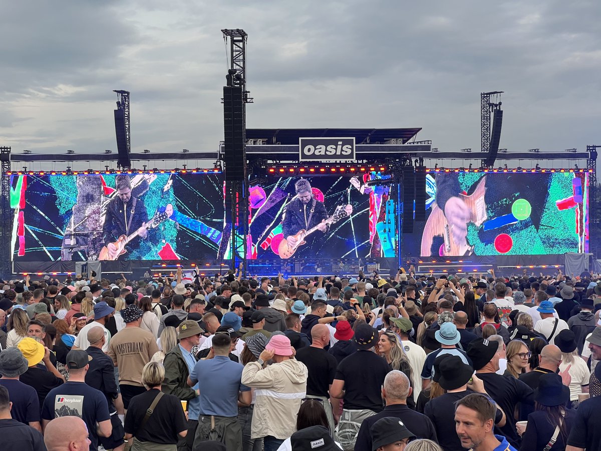 jamie_spilsbury's tweet image. Still buzzing from #Oasis at #HeatonPark yesterday. #Cast and #RichardAshcroft were top support acts, proper ‘90s vibes. Then Oasis stormed it. Every tune a belter. What a night. #Manchester at its finest 🎸🧡