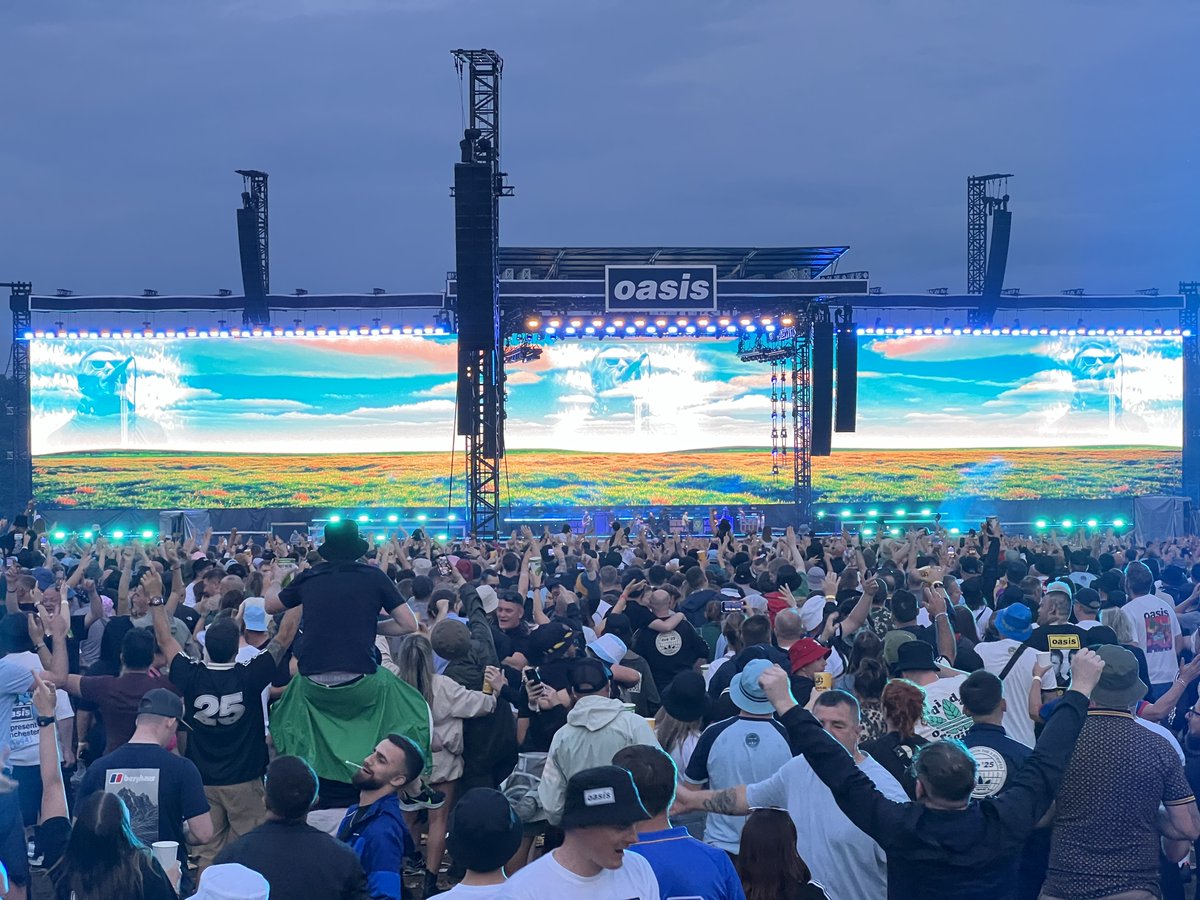 jamie_spilsbury's tweet image. Still buzzing from #Oasis at #HeatonPark yesterday. #Cast and #RichardAshcroft were top support acts, proper ‘90s vibes. Then Oasis stormed it. Every tune a belter. What a night. #Manchester at its finest 🎸🧡
