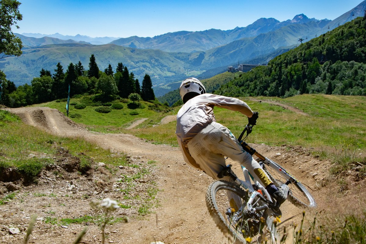 Nouveauté sur la piste rouge ALL IN 🔴🔴
L’équipe de Bike Patrols  a remodelé entièrement la piste .
Sécurisation des sauts, pente plus ludique et le plus ? Deux types de tremplins sur les sauts, un plus facile et un plus engagé, pour progresser à ton rythme.
Prêt à tester ?