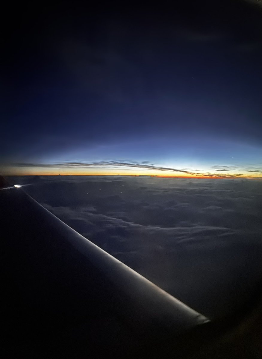 sgemccloud's tweet image. Sunrises over mountains and at 21K feet are simply pure bliss #NoFilter #ncwx