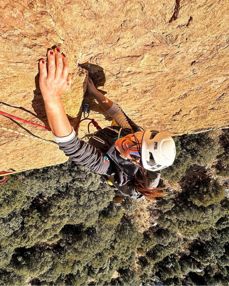 SpainInJapan's tweet image. 🧗♀️ ビラノバ・デ・メイアは、まさに垂直の魔法。魅力的なルートに絶景、登りたくなる理由がすべてここに。#カタルーニャ州 の魅力がぎゅっと詰まったクライミングスポットです。
👉 spain.info/ja/supein-tank…
📸 @helen_lovemountains on IG
#スペイン #スペイン大使館観光部