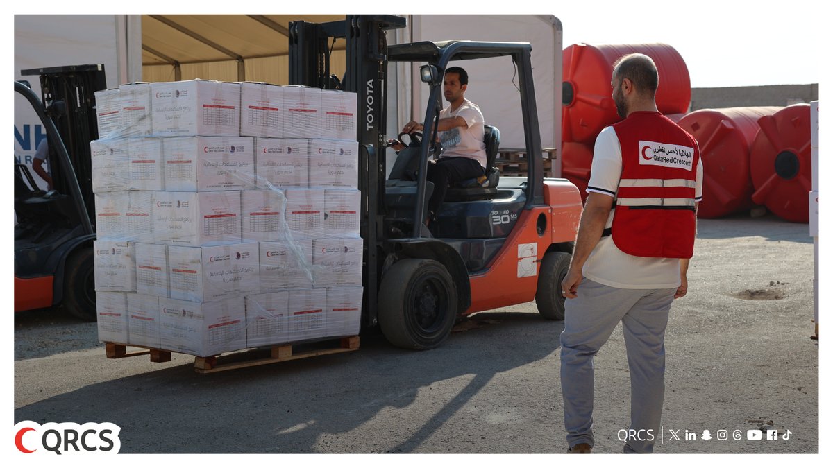 QRCS's tweet image. في إطار الجهود الإنسانية المستمرة لدولة قطر، قامت السفارة القطرية في دمشق بالتنسيق مع الهلال الأحمر القطري بإرسال 7 شاحنات محملة بإجمالي 3,600 سلة غذائية إلى درعا استجابةً لأزمة النزوح من السويداء، تمهيداً لتوزيعها على العوائل النازحة في مراكز الإيواء بالتعاون مع الهلال الأحمر…