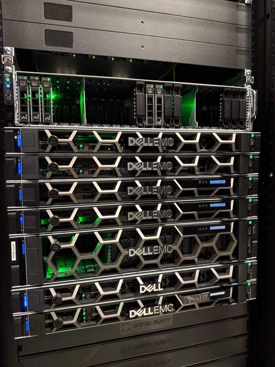 RoyaleHosting tweet media