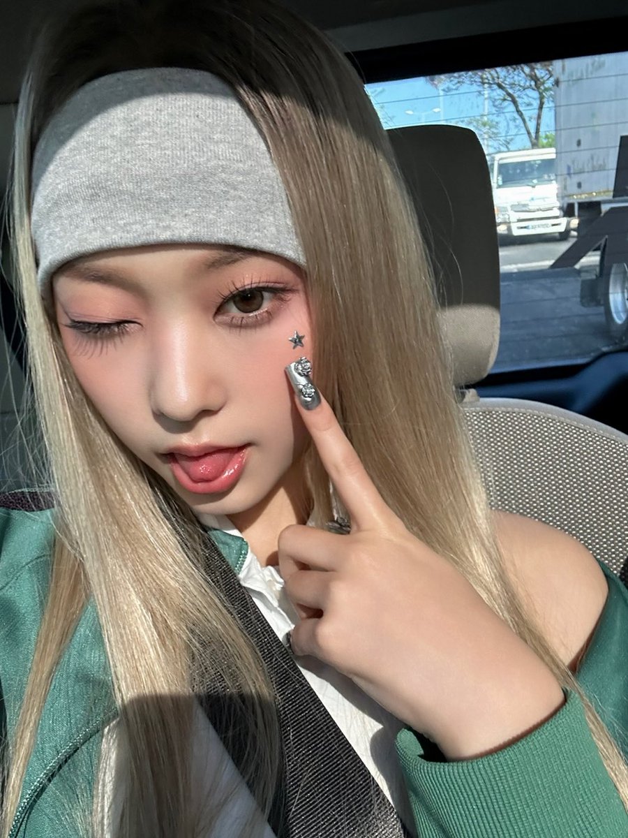 Jinr__new's tweet image. 이걸 이제 준다고 ? 이싸가지 없는놈아 .. ;