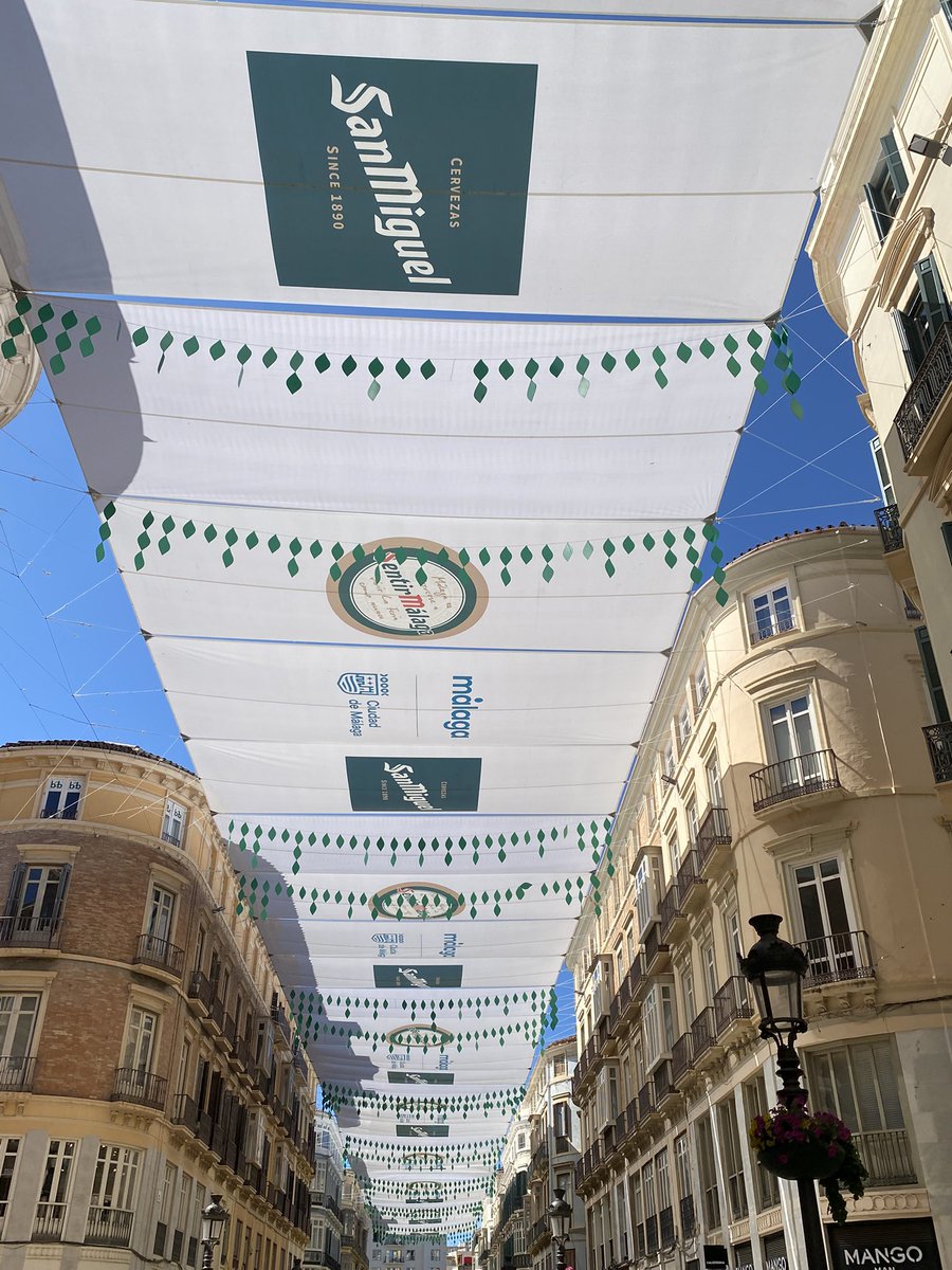 MadridDecadente's tweet image. 📌 Málaga
En la capital malagueña, los toldos de la calle comercial más famosa, los patrocina San Miguel…
¿Cuanto creéis que tardaremos en replicar este modelo en la puerta del sol, con Mahou, bajo la excusa de que asi nos sale gratis su montaje y desmontaje cada año? 😏