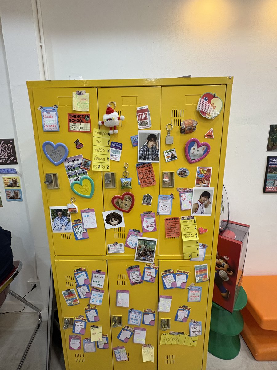 คาเฟ่สดใสมาก 🥹 
ชอบมุมชมพูตรงทางขึ้นบันได 
วันนี้ได้โชว์รูปให้จองบินดูด้วย
จองบินบอกว่าอยากไปมากกกกก 

#정빈아_편의점간식_골라줘 
#binimart #JUNGBIN #정빈
#POW #파우 #POW_GRID