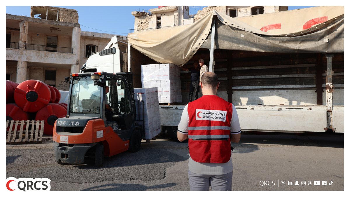 QRCS's tweet image. As part of Qatar’s ongoing humanitarian efforts in Syria, @QatarEmb_Syria coordinates with @QRCS to deploy 3,600 trucked food parcels to Daraa, in response to Sweida displacement crisis, to be distributed to families at IDP shelters in cooperation with @SYRedCrescent