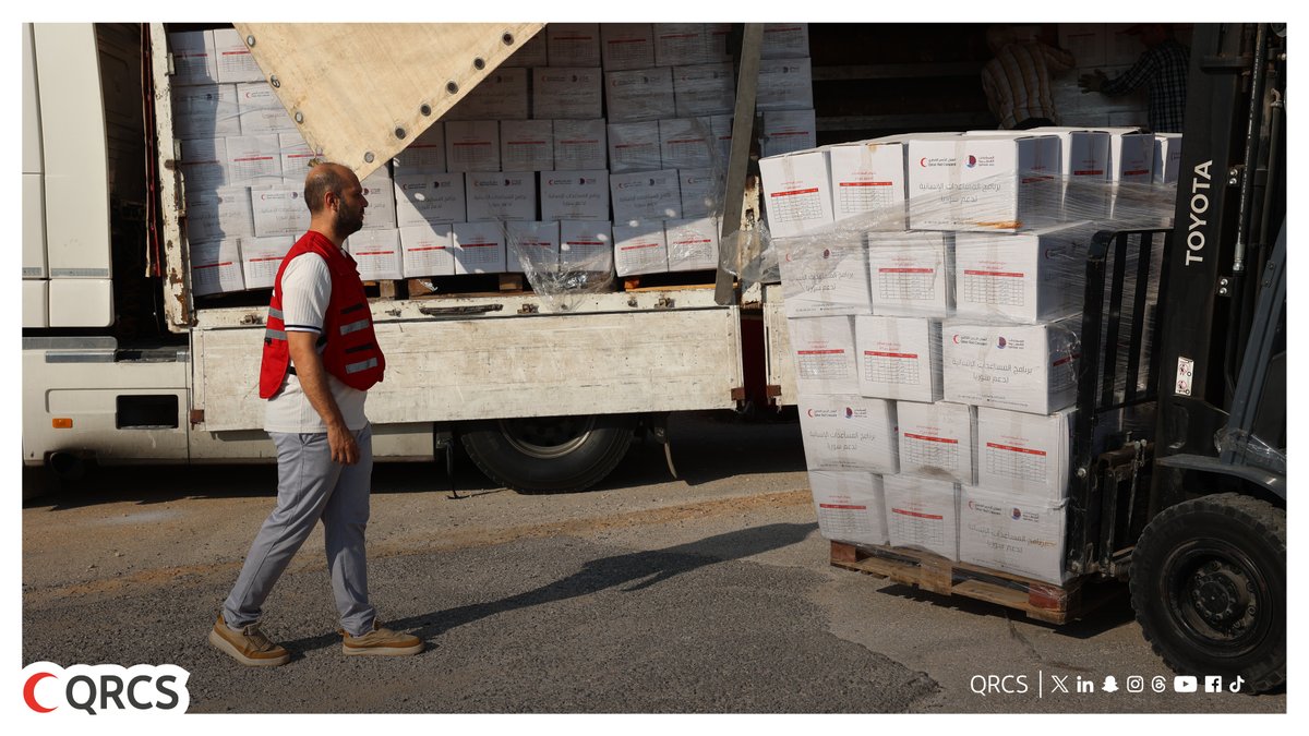 QRCS's tweet image. As part of Qatar’s ongoing humanitarian efforts in Syria, @QatarEmb_Syria coordinates with @QRCS to deploy 3,600 trucked food parcels to Daraa, in response to Sweida displacement crisis, to be distributed to families at IDP shelters in cooperation with @SYRedCrescent