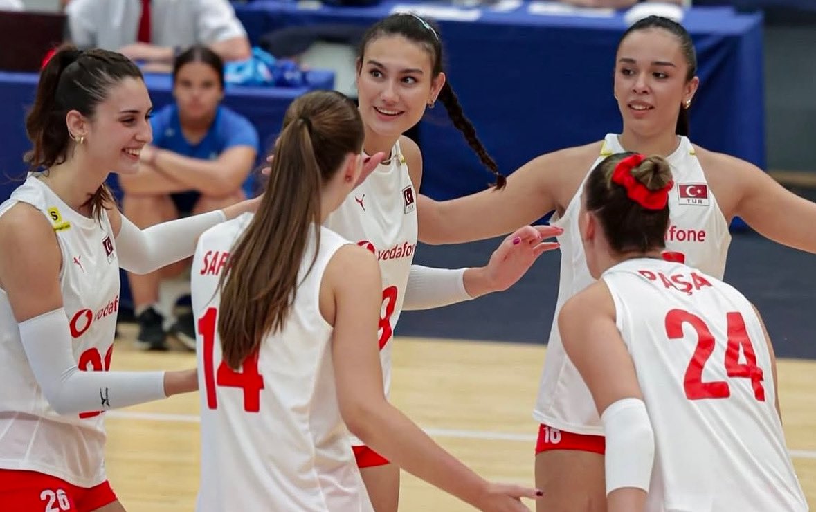 Başarılar Defne, Nehir ! 🇹🇷

Milli formayla ülkemizi ve kulübümüzü temsil edecek olan pasör çaprazımız Defne Başyolcu ve smaçörümüz Nehir Döngez’i yürekten tebrik ediyor, başarılarının devamını diliyoruz.