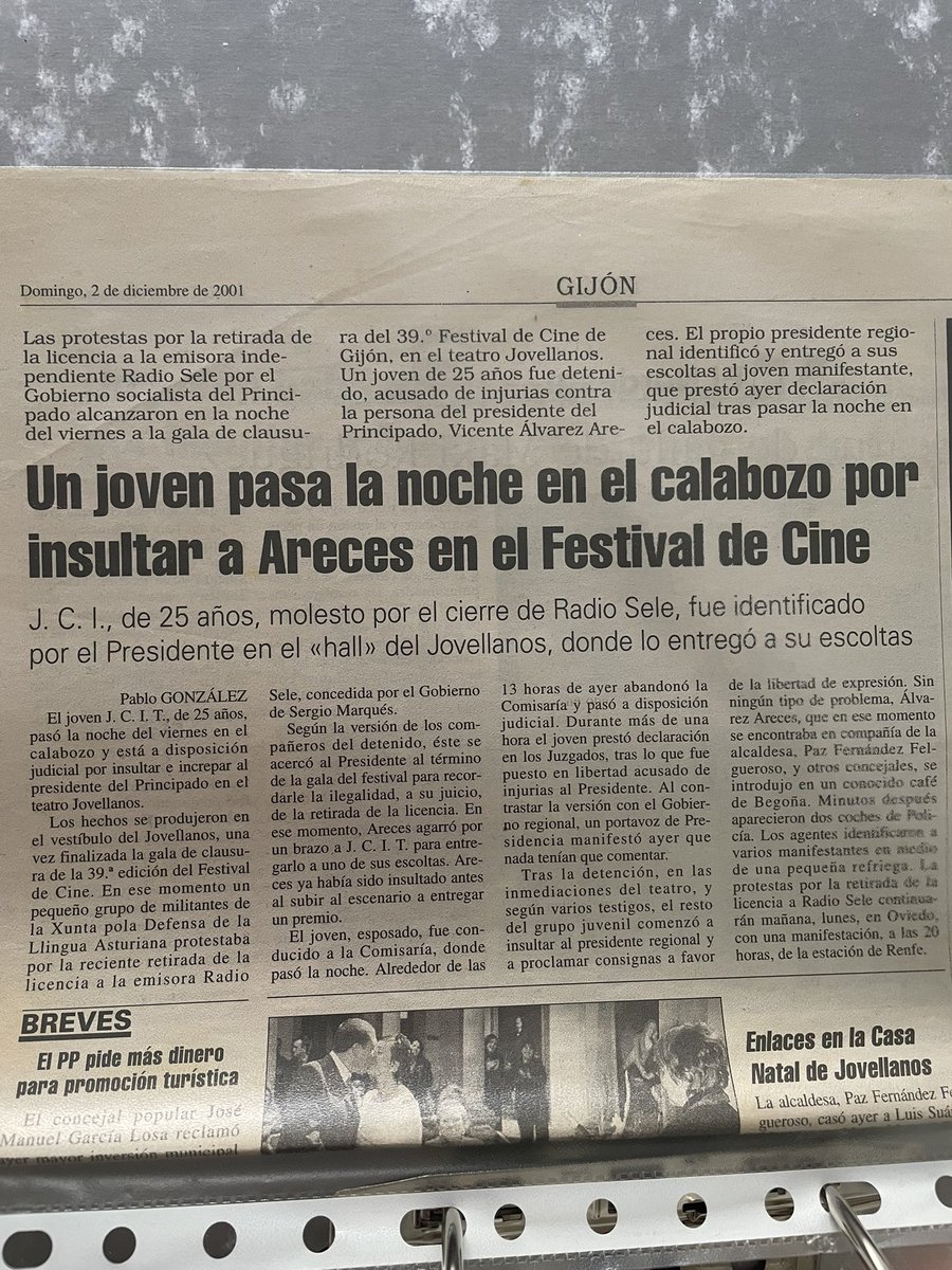 Nun movimientu tectónicu de papeles apaecióme esti recorte de cuando Tini tomó, lliteralmente, la xusticia pola so mano.

La non concesión de la llicencia a Radio Sele foi una de les acciones intencionaes p’afogar tolo que fuera un avance na normalización del asturianu.