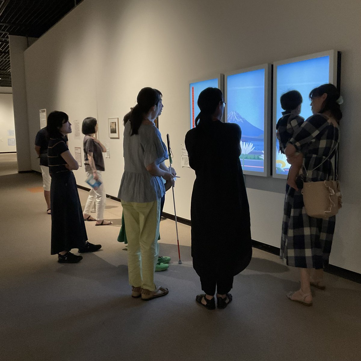 shizuokakenbi's tweet photo. ＼対話でつながる風景鑑賞会🖼開催しました！／
目の見えない・見えにくい人と晴眼者が、それぞれの見方や感じ方を伝え合いながら鑑賞するイベントです。本日は20名を超える方々が参加してくださいました✨
ご参加いただいた皆様、ありがとうございました！
#静岡県立美術館 ＃これからの風景 #SPMOA https://t.co/HC11eJG6OB
