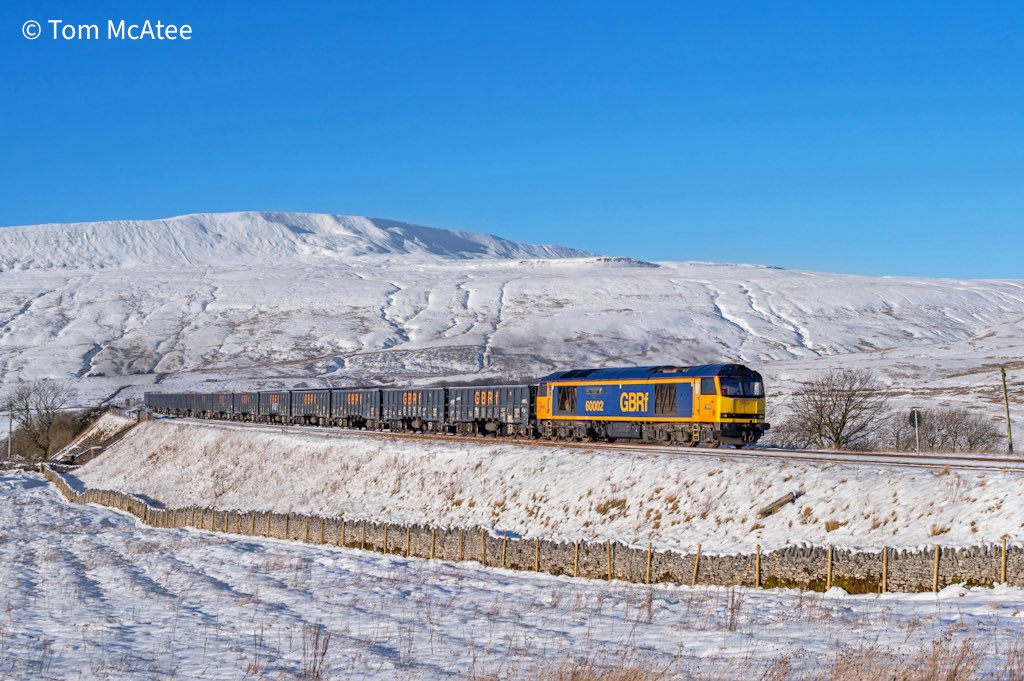GBRF 60002 'Graham Farish' leads the 6F69 12:54 Ribblehead to Tuebrook stone over Ribblehead Viaduct and across Batty Moss in stunning Winter conditions. 10th Jan 2025. 📸☀️❄️ <a href="/GBRailfreight/">GB Railfreight</a> 

⭐️ Prints available ⬇️🏞️🚂 railwayartprintshop.etsy.com/uk/listing/185…

#class60 #gbrf #railways