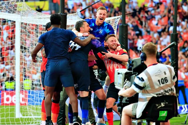 Wearethehatters's tweet image. Luton boss Matt Bloomfield has conceded that goalkeeper Jack Walton could be allowed to leave Kenilworth Road after the addition of Tottenham Hotspur youngster Josh Keeley yesterday morning.
#COYH #WATH
👉 is.gd/v0IKfR