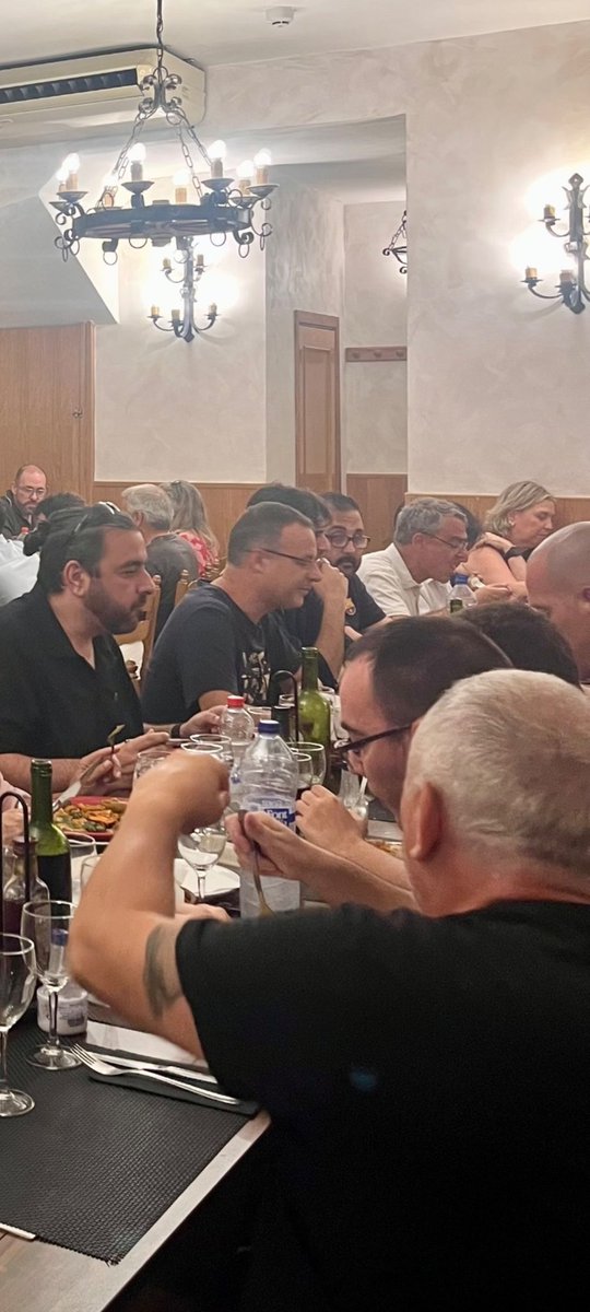 GerardNormal's tweet photo. @EmmaZafon @goldesimeon Jo només puc veure aquest brindis... https://t.co/a5T6DYYrTs