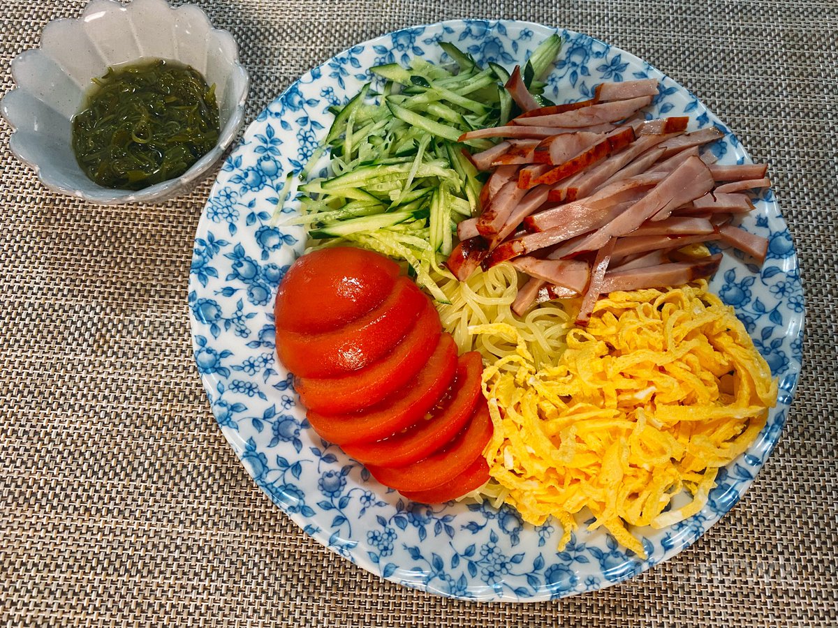 Tsm7Wk's tweet image. 今日はカーテンを洗いました。レースのカーテンがキラーンと輝いてます😆
今夜は、第4回冷やし中華。めかぶはあと乗せ。
選挙特番が楽しみですね。
カンパーイ🍻
#おうちごはん