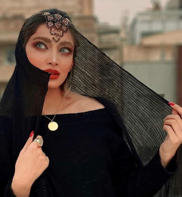 أنتِ صمتي
وأنا إنسان لا يملك إلا صمته
أسكنكِ لأنكِ مأهولةٌ بالأمان
مفتوحة الذراعين كالمصير
وأهجركِ لأنكِ في المقدمة
أين ما وليت وجهي