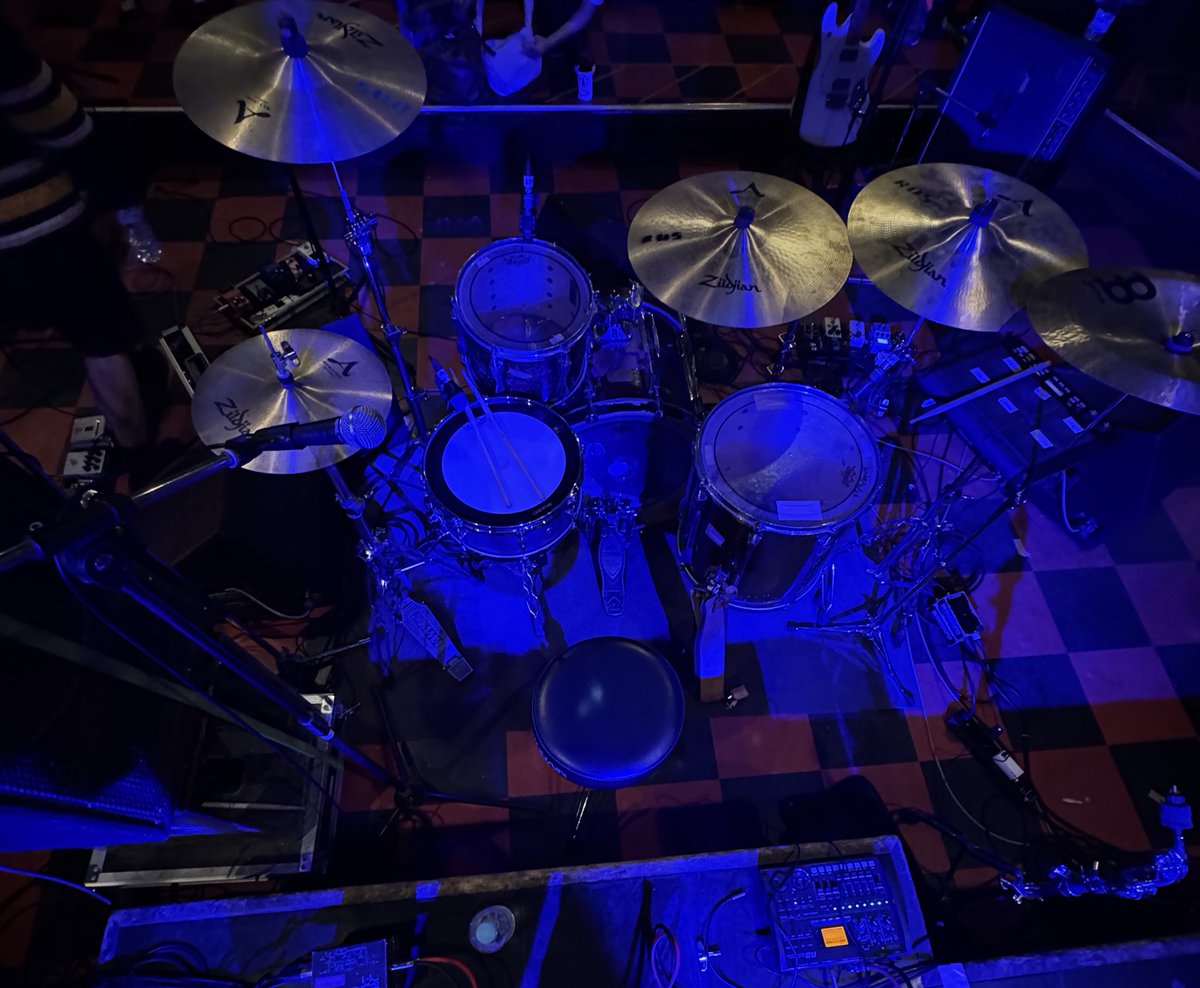 マッチボックスありがとうございました！
フロアライブ新鮮だったけど最高でした！！
ちょと今日俺だけ出ちゃうのですが、ぜひ物販タイムに他のメンバーに沢山話に来て下さい！！
飲んでくれも最高だし、飲んだくれを好きなみんなも最高！！🍺