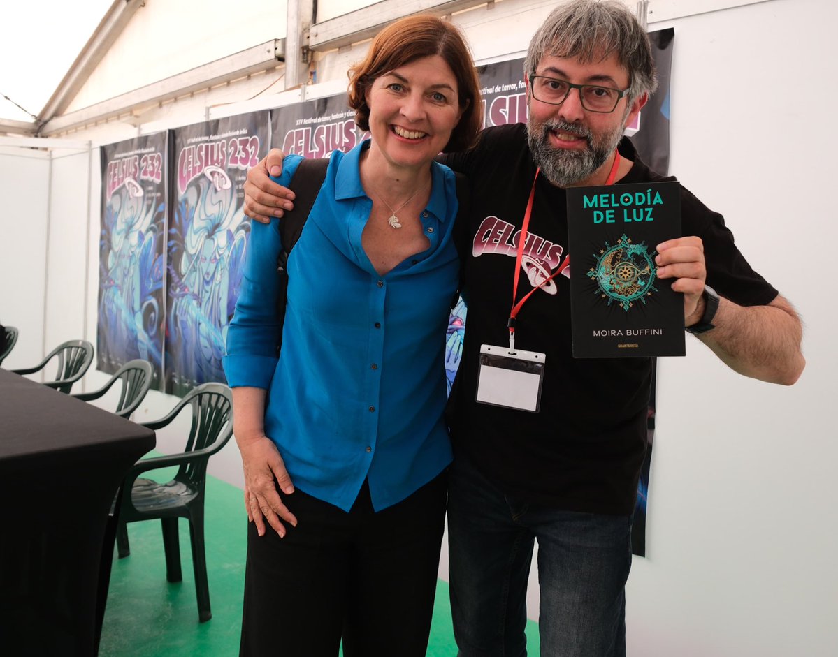 JorgeIvanArgiz's tweet image. Presentar a una guionista, dramaturga y ahora novelista como MOIRA BUFFINI en el #celsius2025 @festivalcelsius ha sigo un privilegio y tenerla en Avilés un lujo. Hablamos de MELODÍA DE LUZ (@OceanoGTravesia) y nos quedamos con ganas de mucho más. Pasará!