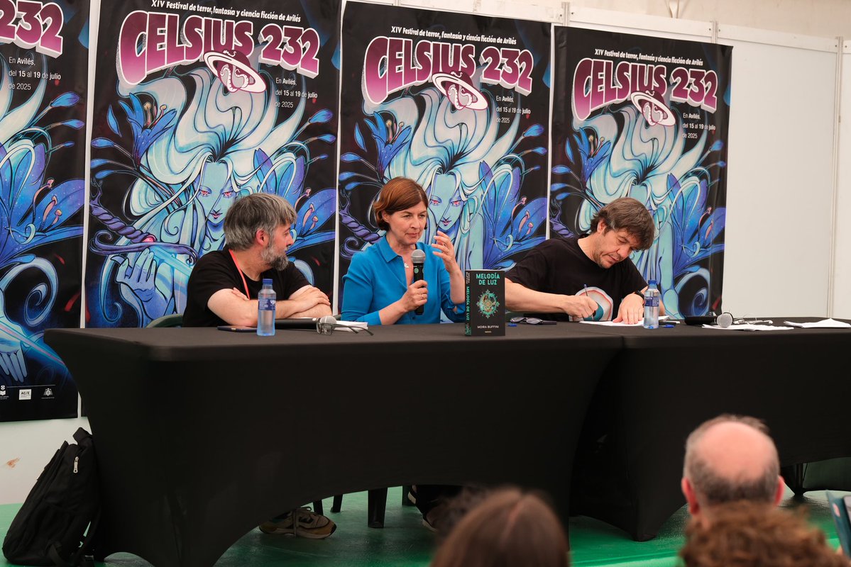 JorgeIvanArgiz's tweet image. Presentar a una guionista, dramaturga y ahora novelista como MOIRA BUFFINI en el #celsius2025 @festivalcelsius ha sigo un privilegio y tenerla en Avilés un lujo. Hablamos de MELODÍA DE LUZ (@OceanoGTravesia) y nos quedamos con ganas de mucho más. Pasará!