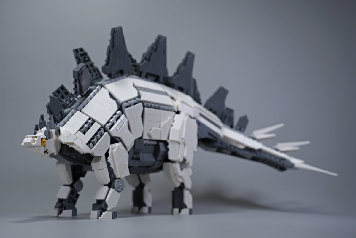 レゴでステゴサウルスをつくったよ。
超有名な後期ジュラ紀の草食恐竜。
特徴的な背板は防御用説が有力だっが、近年は化石をぶった切って調べた結果、沢山の血管が通り、また骨の年輪からある年齢を境に急に背板が大きくなる事がわかり体温調節＆異性へのアピール機能が有力なんだって。
#レゴ #LEGO