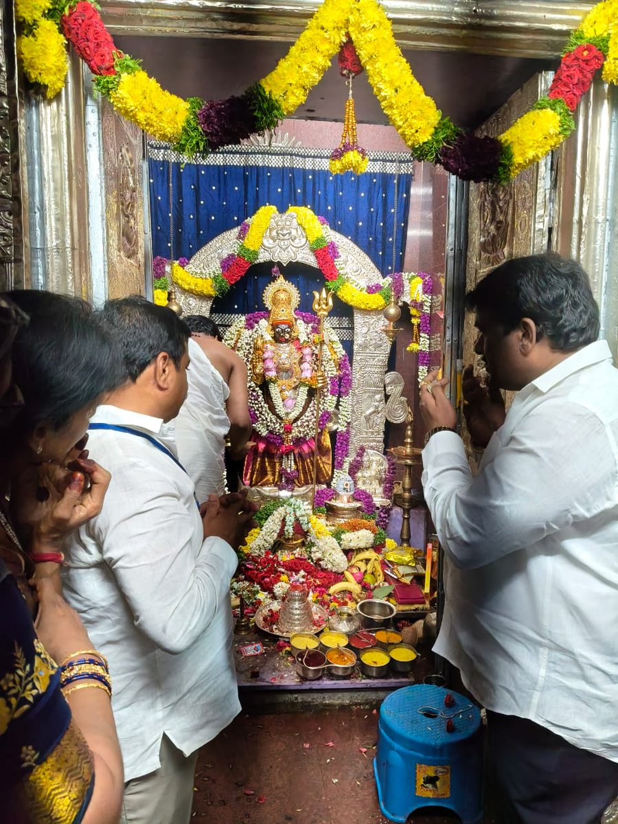 Anjaneyulu_JSP's tweet photo. లాల్ దర్వాజా సింహవాహిని అమ్మవారి దేవస్థానం కమ��టీ సభ్యుల ఆహ్వానం మేరకు తెలంగాణ రాష్ట్ర జనసేన పార్టీ ఇంచార్జ్ శ్రీ నేమూరి శంకర్ గౌడ్ గారు అమ్మవారి బోనాల పండుగ కార్యక్రమంలో పాల్గొనడం జరిగినది.

@PawanKalyan @JSPshankargoud https://t.co/3xo6Bu6lIB