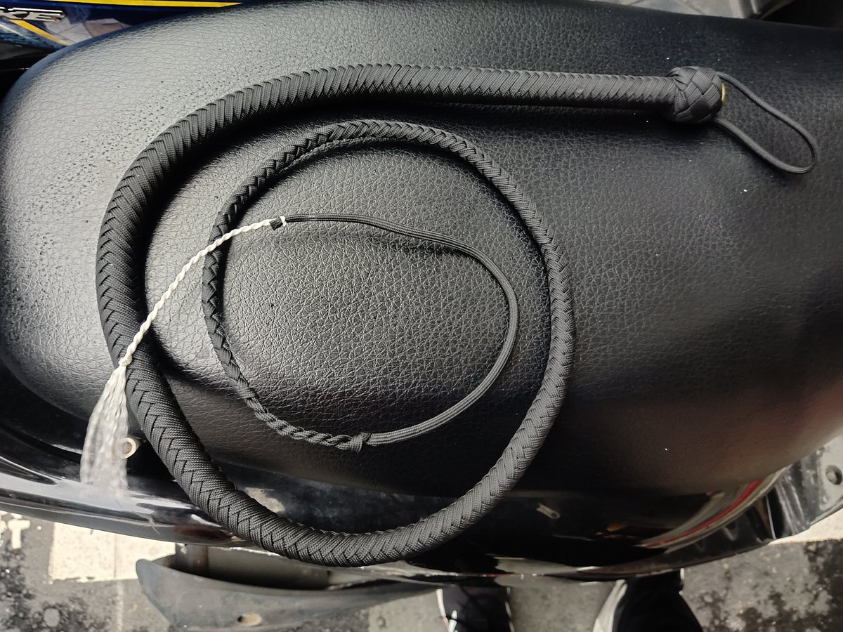 #異色市集 
失物招領喔！
4英尺黑色音爆長鞭一隻阿！
快來找我領取跟我聯絡啦！