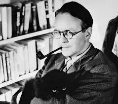 StevenIsserlis's tweet image. Raymond Chandler b otd 1888 - the master of dark brilliance:
“I was as hollow and empty as the spaces between stars.”
"The girl gave him a look which ought to have stuck at least four inches out of his back."
"The streets were dark with something more than night."