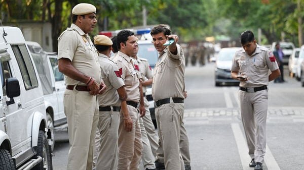 "दिल्ली में पति को करंट लगाकर मारा गया... लेकिन सच्चाई इंस्टाग्राम चैट में छुपी थी ⚡📱

जिसे अपना जीवनसाथी मानकर घर लाते हैं, वही अगर कातिल निकले तो भरोसा किस पर किया जाए?
इंस्टाग्राम चैट नहीं होती, तो ये सच कभी सामने नहीं आता...
आजकल रिश्तों से ज़्यादा स्क्रीनशॉट सच बोलते हैं।