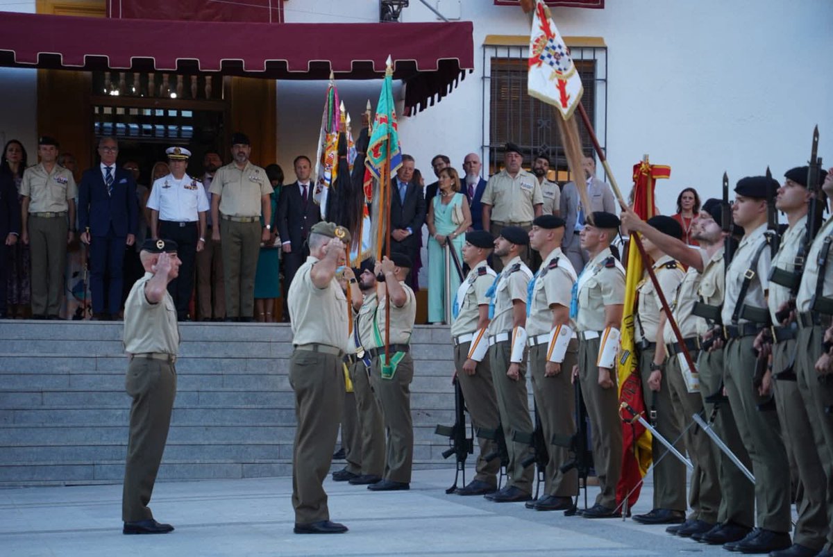 FUTER_ET's tweet image. En conmemoración del 217 aniversario de la #BatalladeBailén, el Regimiento 'Córdoba' 10 protagonizó ayer el homenaje a los héroes de esta victoria en la que pueblo y ejército lucharon juntos por un solo ideal: ¡España!
#Sedfuertesenlaguerra
#BrigadaGuzmanelBueno
#SomostuEjército
