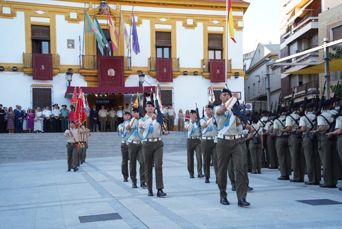 FUTER_ET's tweet image. En conmemoración del 217 aniversario de la #BatalladeBailén, el Regimiento 'Córdoba' 10 protagonizó ayer el homenaje a los héroes de esta victoria en la que pueblo y ejército lucharon juntos por un solo ideal: ¡España!
#Sedfuertesenlaguerra
#BrigadaGuzmanelBueno
#SomostuEjército